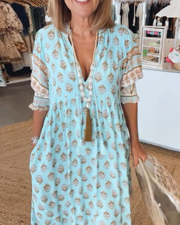 Relaxed dress with V-neck half sleeves and print