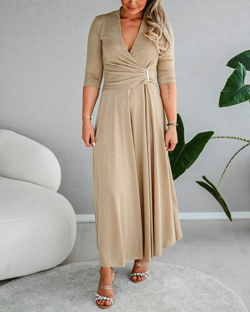 Elegant solid-colored dress with V-neck three-quarter sleeves